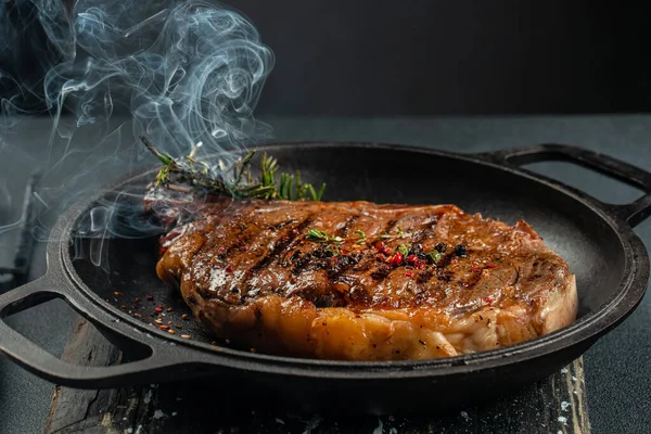 火でビーフグリルステーキ 肉の調理 食品のレシピの背景の概念 閉じろ — ストック写真