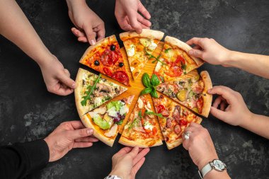 Ellerinde farklı geleneksel dolgular olan çeşitli pizza dilimleri. menü, diyet, yemek kitabı tarifi üst görünümü.