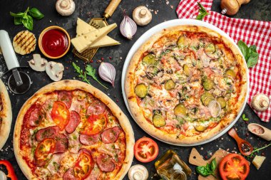 Çeşitli İtalyan pizzaları çeşitleri. afiş, menü, metin için tarif yeri, üst görünüm.
