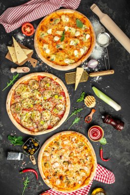 Çeşitli dolgulu geleneksel İtalyan pizzaları. metin için yer, üst görünüm.