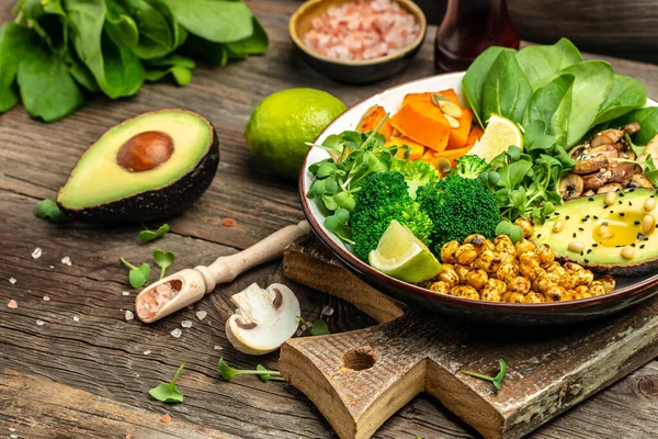 Hälsosam Vegan Lunch Skål Med Avokado Svamp Broccoli Spenat Kikärter — Stockfoto