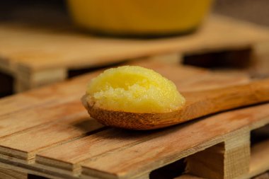 Yağ. Ahşap bir arka planda kavanozda açık bir tereyağı. afiş, menü, metin için tarif yeri.