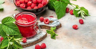 Ev yapımı ahududu reçeli kavanozda ahududu ve nane. Uzun afiş biçimi. metin için yer.