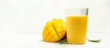 Mango Lassi, yoğurt ya da zerdeçal ile smoothie. Beyaz arka planda taze tropikal meyve. Uzun pankart biçimi.