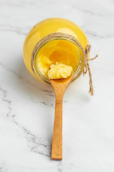 在浅色的背景下 在罐子里搅拌或澄清黄油 食谱位置 — 图库照片