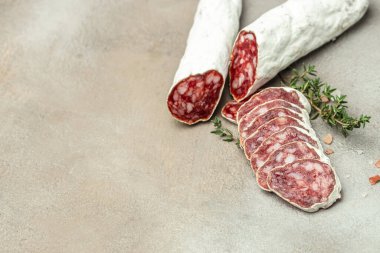 Hafif arka planda leziz İspanyol sosisi dilimleri. afiş, menü, metin için tarif yeri, üst görünüm,