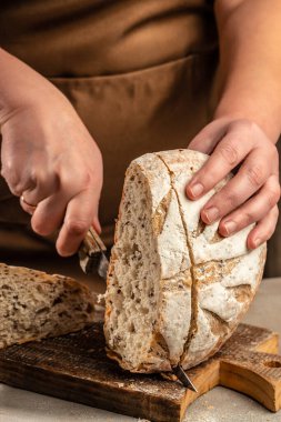 Ekmek, dilimlere ayrılmış geleneksel ekşi ekmek. Fırın, yemek konsepti. Üst görünüm.