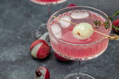 Koyu arkaplanda taze liçi, restoran menüsü, diyet, yemek kitabı tarifi üst görünümü.,