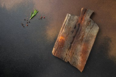 Kırsal tarzda, tahta kesme tahtası. Mutfak arka planı, üst görünüm.