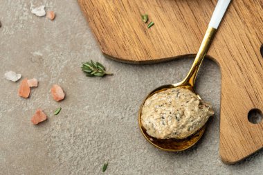 Mantar sosu, tahta üzerinde mantar ezmesi. Temiz yemek, diyet, vejetaryen yemek konsepti. en üstteki görünüm.