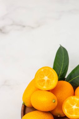 Taze olgun kumkat meyvesi, Çin mandalinası. dikey görüntü. Üst Manzara. metin için yer.