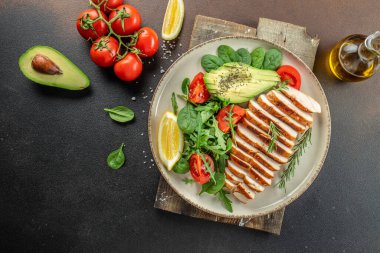 Sebzelerle kızartılmış sulu tavuk göğsü, ketogenik diyet. Düşük karbonhidratlı yüksek yağlı kahvaltı. Sağlıklı gıda konsepti. metin için yer, üst görünüm,