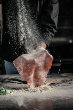 Geleneksel İtalyan makarna hamuru, makarna hazırlama, ev yemeği konsepti. dikey görüntü. Üst Manzara. metin için yer,