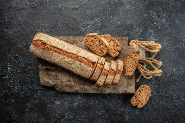 Ekmek ekmeği ya da tahtanın üzerinde ekmek rulosu. afiş, menü, metin için tarif yeri, üst görünüm.