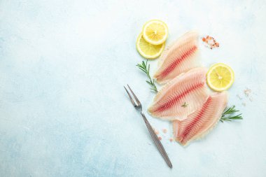 Limonlu ve baharatlı balık fileto pangasius. afiş, menü, metin için tarif yeri, üst görünüm.