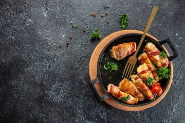 Domuz pastırmasına sarılı fırında tavuk göğsü. Sağlıklı ve dengeli beslenme kavramı. metin için yer, üst görünüm.