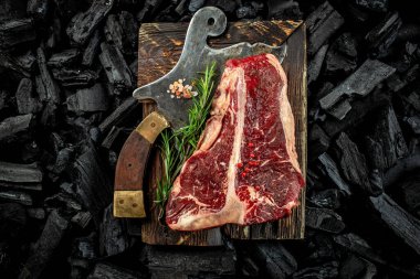 BBQ ızgara kömürlü biftek ya da biftek bifteği. Izgara için taze et. Biftek ve sığır eti. Üst Manzara. metin için yer,
