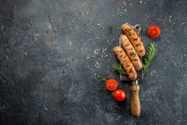 Soslu ızgara sosis. Izgara yemek, barbekü. metin için yer, üst görünüm.