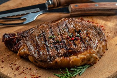 Ateşli ızgara biftek. Et pişirme kavramı, yemek tarifi geçmişi. Kapat.,