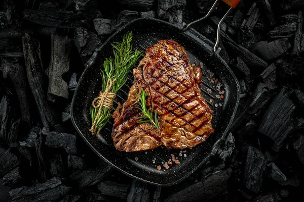 暗めの背景にスパイスの入ったTボーングリルビーフステーキ レストランメニュー 料理本のレシピ — ストック写真