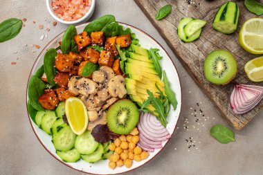 Teriyaki, avokado, nohut, salatalık ve mantarlı tofu pişirdi. Buda kasesi. Vejetaryen salatası. Yemek tarifi geçmişi. Kapat..