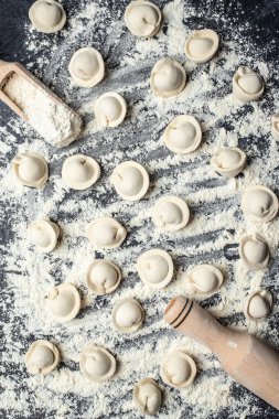 Etli ev yapımı çiğ hamur köftesi. Pelmeni. afiş, menü, tarif üst görünümü.