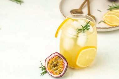 Tutkulu meyve kokteyli. Yaz partisi için tropik bir içki. hafif bir arkaplanda, ferahlatıcı içecek veya buzlu içecek, metin için yer.