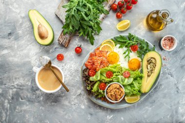 Ketojenik diyet kahvaltı salatası, avokado, balık, yumurta, kurşun geçirmez keto kahveli fındık. metin için yer, üst görünüm.