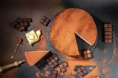 Koyu arkaplanda çikolatalı kek, kremalı pasta. afiş, menü, metin için tarif yeri, üst görünüm,