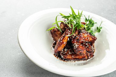 Susamlı ızgara tavuk kanatları, pankart, menü, metin için tarif yeri, üst görünüm,