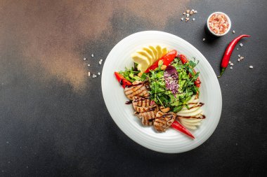 Dilimlenmiş biftek ve yeşil yapraklı salata. afiş, menü, metin için tarif yeri, üst görünüm.