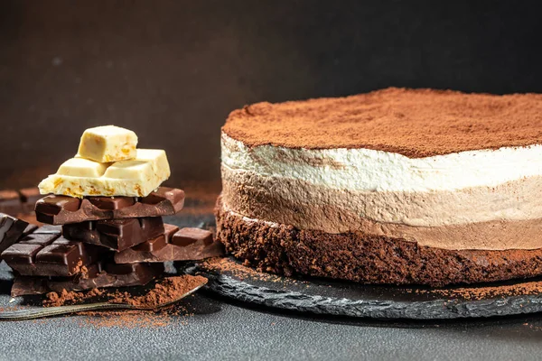 Delicioso Pastel Chocolate Pastel Tres Chocolates Sobre Fondo Oscuro Cumpleaños —  Fotos de Stock