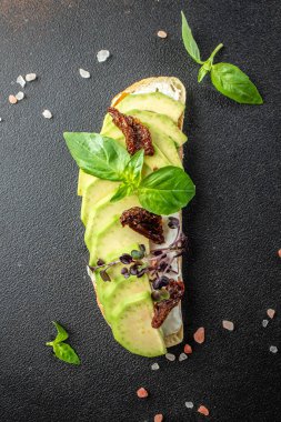 Kahvaltıda ya da öğle yemeğinde dilimlenmiş avokado ile sağlıklı avokado tostları. Vejetaryen yemeği. Vejetaryen menüsü. Yemek tarifi geçmişi. Kapat..