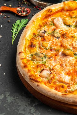 Hafif arka planda somon ve midyeli pizza, Akdeniz mutfağı, Restoran menüsü, diyet, yemek kitabı tarifi üst görünümü,