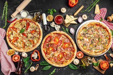 Pizza arkaplanını ayarla. çeşit çeşit İtalyan pizzası, fast food öğle yemeği, üst manzara,