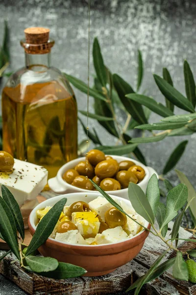 Grüne Oliven Mit Feta Käse Und Junge Oliven Zweigen Vor — Stockfoto