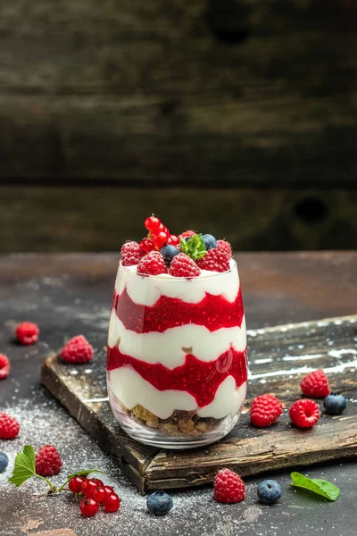 Raspberry Dessert Cheesecake Trifle Mouse Glass Raspberry Greek Yogurt Granola — 스톡 사진