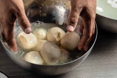 Küçük bir aile mandırasında çalışan bir adam peynir yapmanın son adımlarını işliyor. İtalyan sert peyniri silano veya caciocavallo, mozzarella.