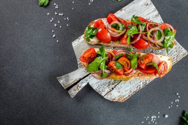 Domates ve peynir taze yapılmış bruschetta. İtalyan mezesi, sebzeli antipasti. afiş, menü, metin için tarif yeri, üst görünüm.