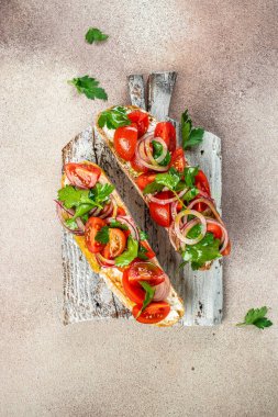 Domatesli İtalyan bruschetta, ahşap tahtada peynir, pankart, menü, yazı için tarif yeri, üst görünüm.,