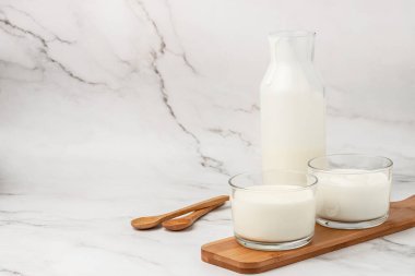 Laktozsuz yoğurt, kefir, hafif arkaplanda mayalanmış süt. Sağlıklı, temiz yemek. Vegan ya da glütensiz diyet,