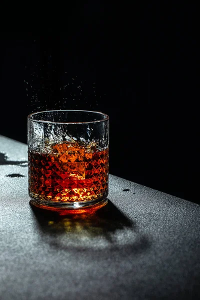 Whisky Ledem Brýlích Tvrdý Alkoholický Nápoj Místo Pro Text Výhled — Stock fotografie