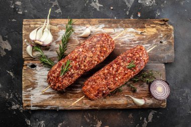 Kesme tahtasındaki baharatlı şiş Lula kebabı. afiş, menü, metin için tarif yeri, üst görünüm.