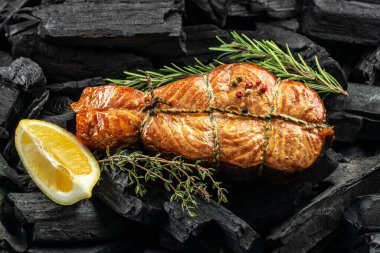 Sıcak füme somon, taze pişmiş, lezzetli somon bifteği, yazı için yer, üst manzara.,