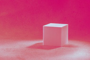 Podyum, sahne kaidesi ya da platform. Pastel arka planda geometrik biçimlerle soyut minimalist sahne.