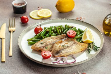 Pangasius usulü fırında balık fileto ya da sebzeli tilapia. afiş, menü, metin için tarif yeri, üst görünüm.