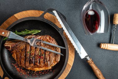 Ateşli ızgara biftek. Et pişirme kavramı, yemek tarifi geçmişi. Kapat.,