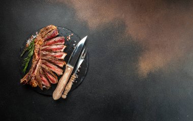 Baharatlı ızgara biftek. metin için yer, üst görünüm,