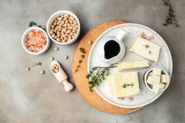 Çiğ organik vejetaryen tofu küpleri. Yemek tarifi geçmişi. Kapat..