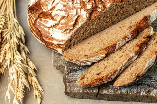 Brot Scheiben Gebackenes Brot Bastelbäckerei Auf Holzbrett Banner Speisekarte Rezeptplatz — Stockfoto